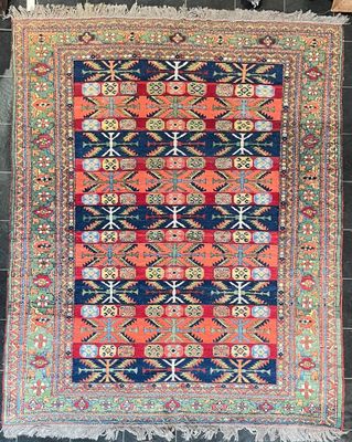 un tapis coloré posé sur un sol carrelé, à côté d'une chaise