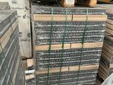 un scooter garé devant une pile de palettes