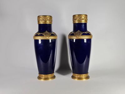 une paire de vases bleus et dorés sur fond blanc
