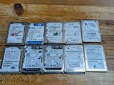 plusieurs disques durs posés sur une table en bois