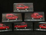 six petites voitures rouges dans des boîtes transparentes posées sur un fond noir