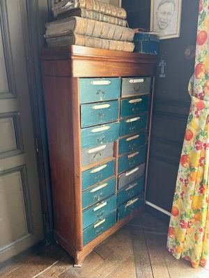 une commode qui comporte de nombreux tiroirs sur le dessus