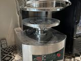 une machine posée sur le sol de la cuisine