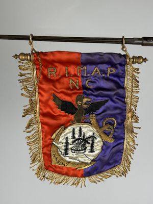 une image représentant un drapeau orné d'un oiseau, accroché à un mât