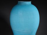un vase bleu posé sur une table