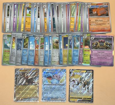 beaucoup de cartes pokemon différentes sur la table