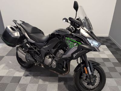 une moto garée sur un sol en damier