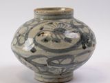 un vase bleu et blanc posé sur une surface blanche