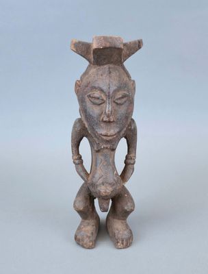 un gros plan sur une petite statue représentant une personne avec une tête