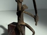 statue d'un homme tenant un couteau et une épée posés sur un billot