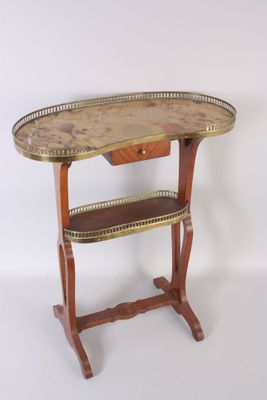 une vieille table en bois sur laquelle est posé un plateau