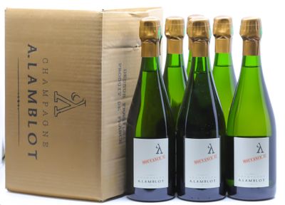 quatre bouteilles de vin sont alignées à côté d'un carton
