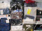 de nombreux types de vêtements sont exposés dans le magasin