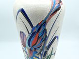 un vase orné d'un oiseau sur un fond blanc