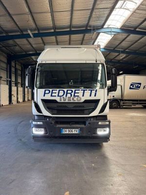 un camion blanc garé à l'intérieur d'un bâtiment