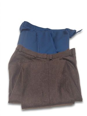 une photo d'un pantalon porté avec une chemise bleue