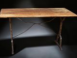 une image représentant une table en bois avec des pieds en fer et un plateau en bois