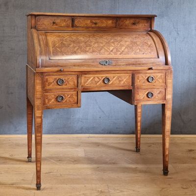 un vieux bureau en bois avec des tiroirs et des tiroirs sur le dessus