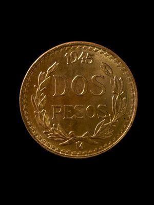 gros plan d'une pièce d'or sur fond noir