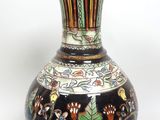 un vase posé sur une surface blanche