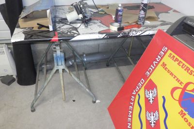 un bureau sur lequel se trouvent un ordinateur portable et une imprimante
