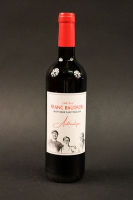 La bouteille de vin rouge est posée sur une surface noire.