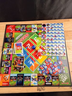 un gros plan d'un plateau de jeu sur lequel figurent de nombreux éléments différents