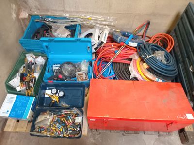 de nombreux types différents de fils électriques et de câbles dans une boîte