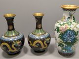 trois vases posés sur une table