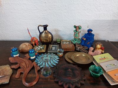 une table sur laquelle se trouvent de nombreux objets différents