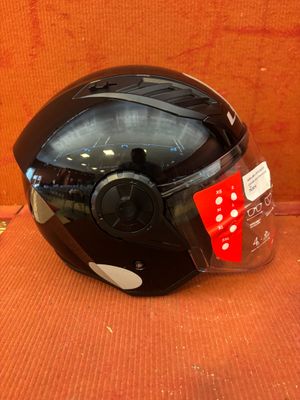 un casque posé sur une table
