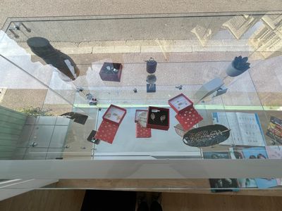 une vitrine en verre contenant divers objets