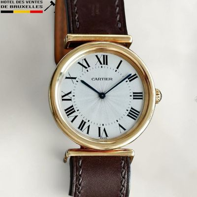 une image d'un gros plan d'une montre-bracelet avec des chiffres romains
