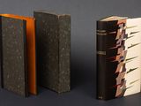 deux livres posés l'un sur l'autre sur une table