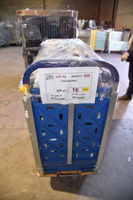 un chariot contenant de nombreux cartons dans un entrepôt