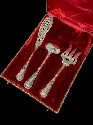 des couverts dans un coffret en velours rouge doublé de velours rouge