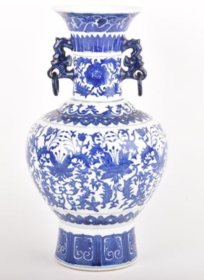 un vase bleu et blanc avec une anse
