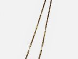 un collier en or sur fond blanc