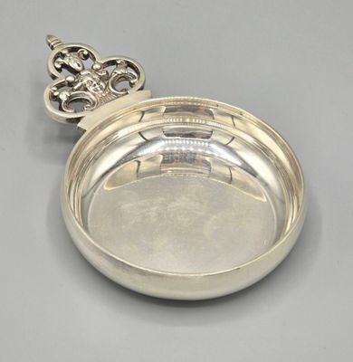 une montre de poche ancienne en argent, à laquelle est suspendue une chaîne sur le côté