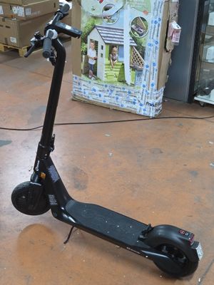 un scooter posé par terre dans un magasin