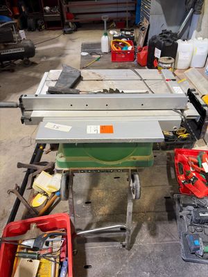 une table sur laquelle est posée une scie, dans un garage