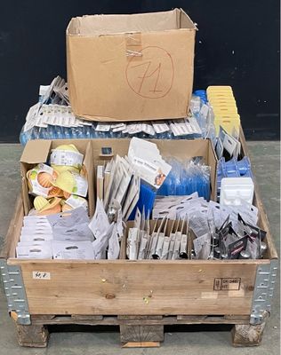 une caisse en bois remplie d'objets divers, posée sur une palette