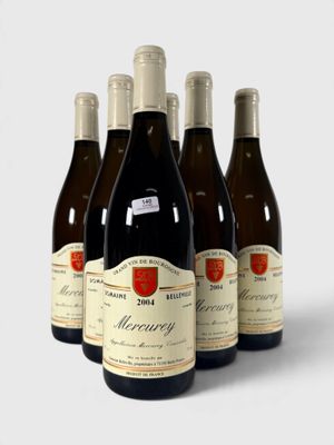 six bouteilles de vin sont alignées sur une surface blanche