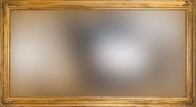 une image d'un miroir encadré d'or sur un mur blanc