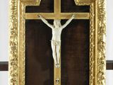 une croix en or avec un crucifix dans un cadre en or
