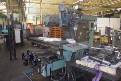 une grande machine installée dans un bâtiment