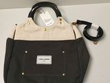 un sac à main noir et blanc muni d'une étiquette