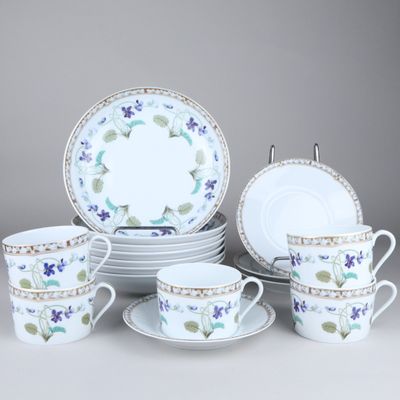une photo représentant un ensemble d'assiettes et de tasses posées sur une table