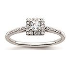 une bague de fiançailles en or blanc sertie d'un diamant taille princesse