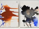 deux tableaux de couleurs différentes sont posés sur une surface blanche
